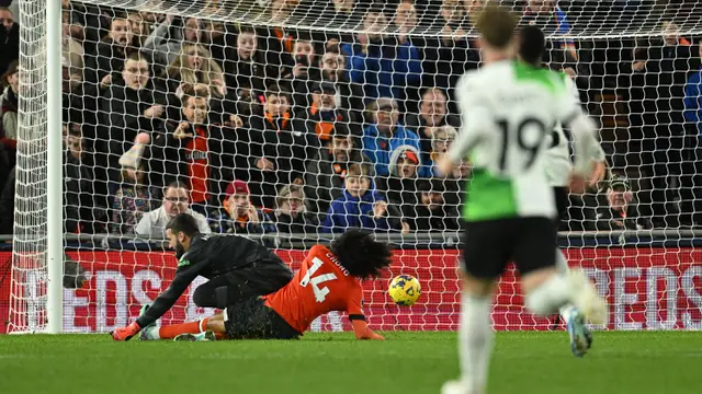 Foto: Pesan Menyentuh Luis Diaz untuk Keselamatan Sang Ayah saat Cetak Gol Penyeimbang Liverpool Kontra Luton Town