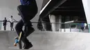 Skater sedang bermain di skaterpark di kolong Flyover Slipi, Jakarta, Selasa (15/1). Lantai di sejumlah lintasan telah retak seperti di lintasan bowl dan pole jam. (Liputan6.com/Herman Zakharia)