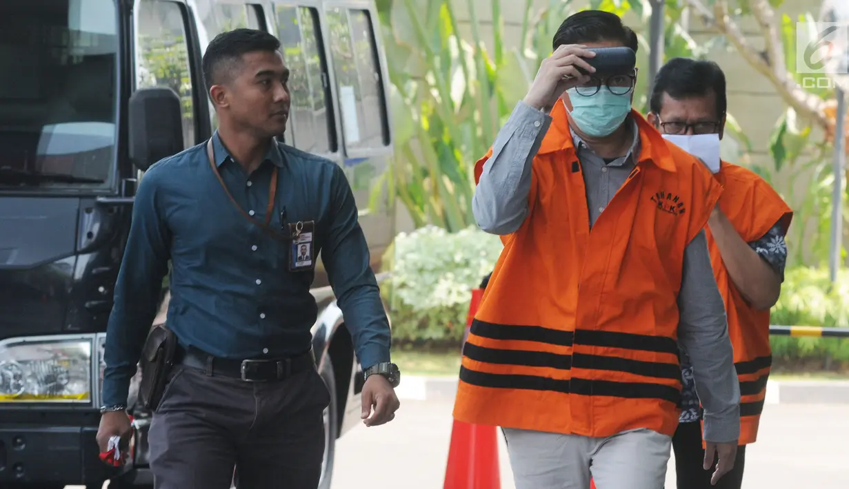 Anggota DPRD Kota Malang fraksi PAN Harun Prasojo memakai masker saat akan menjalani pemeriksaan di KPK, Jakarta, Senin (10/9). Harun diperiksa sebagai tersangka terkait kasus dugaan suap pembahasan APBD-P Pemkot Malang TA 2015. (Merdeka.com/Dwi Narwoko)