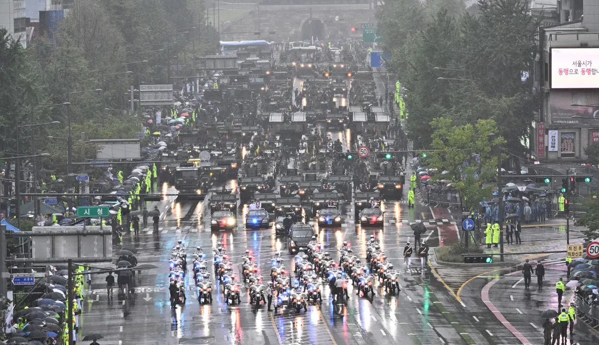Dalam parade itu, Korea Selatan akan pamerkan senjata dan peralatan bergulir di jalan-jalan Seoul dalam unjuk kekuatan yang jarang terjadi. (Anthony WALLACE/AFP)