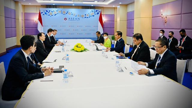 Presiden Joko Widodo atau Jokowi melakukan pertemuan bilateral dengan Presiden Asian Development Bank (ADB) Masatsugu Asakawa