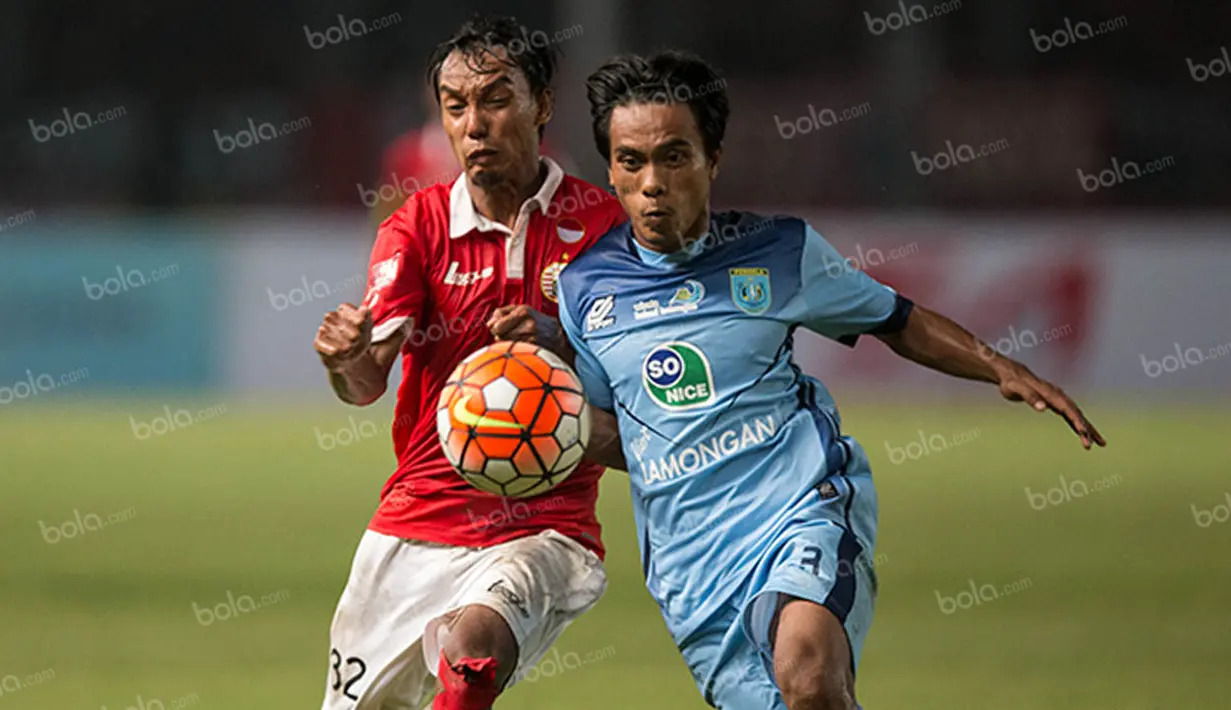 Gelandang Persija, Novri Setiawan, berusaha lepas dari kejaran pemain Persela pada laga Torabika Soccer Championship 2016 di SUGBK, Jakarta, Jumat (13/5/2016)