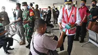 Menteri Perhubungan (Menhub) Budi Karya Sumadi meninjau pos penyekatan jalan yang berada di KM 31 Cikarang Barat ruas tol Jakarta – Cikampek, Minggu (18/7/2021). Dok Kemenhub