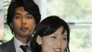 Kensuke Miyazaki yang merupakan anggota parlemen dari Partai Demokrat Liberal Jepang saat bersama istrinya di di Tokyo, Jepang, (24/3/2015). Perselingkuhan ini telah dilakukan Miyazaki sebelum istrinya hamil anak pertama. (AFP / Jiji Press)
