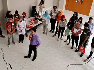 Reporter SCTV Jati  Darma saat siaran langsung untuk Liputan 6 Siang di ajang SCTV Goes to Campus di Kampus Fisipol Universitas Gajahmada, Yogyakarta (15/3).(Foto:Ahmad Nur)