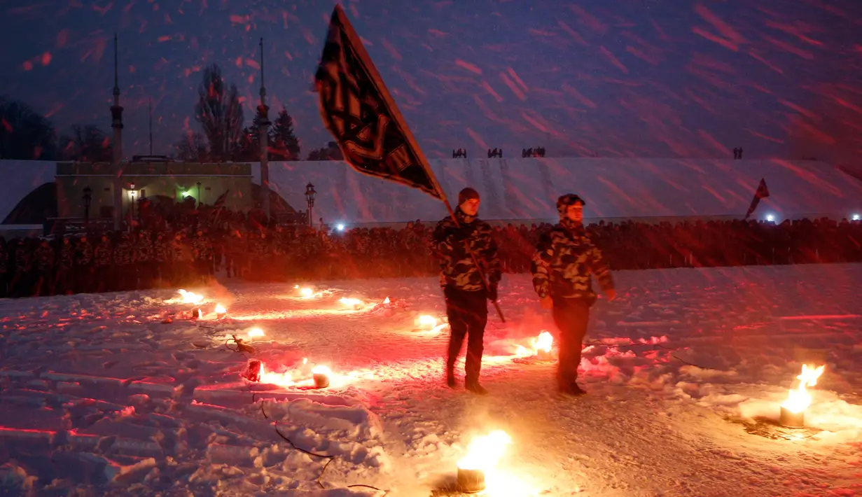 Relawan paramiliter sayap kanan Azov Civil Corps berbaris di halaman sebuah benteng kota tua di pusat Kota Kiev, Ukraina, Minggu (28/1). Saat pertempuran, ratusan personel Ukraina melawan ribuan personel Bolshevik Moskow. (AP Photo / Efrem Lukatsky)