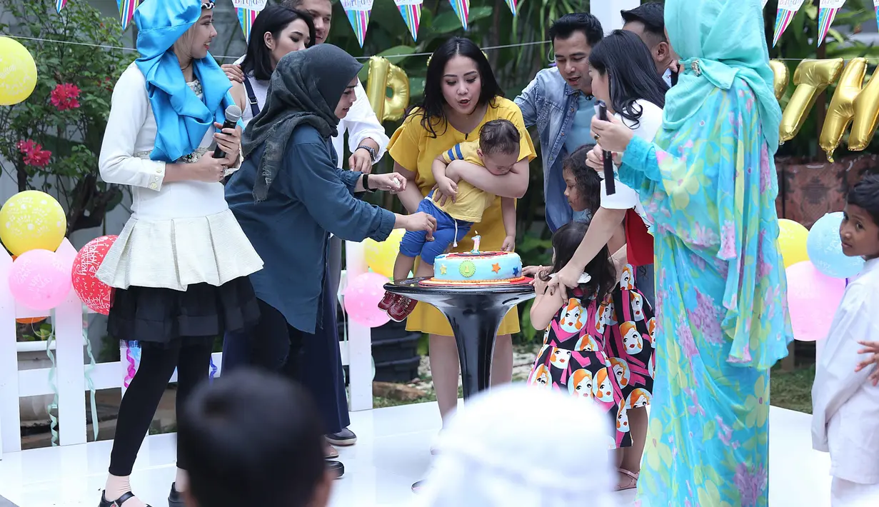Dalam acara itu, Raffi dan Nagita mengundang beberapa anak yatim piatu dari panti asuhan. Datang dengan mengenakan busana muslim bernuansa putih. (Nurwahyunan/Bintang.com)