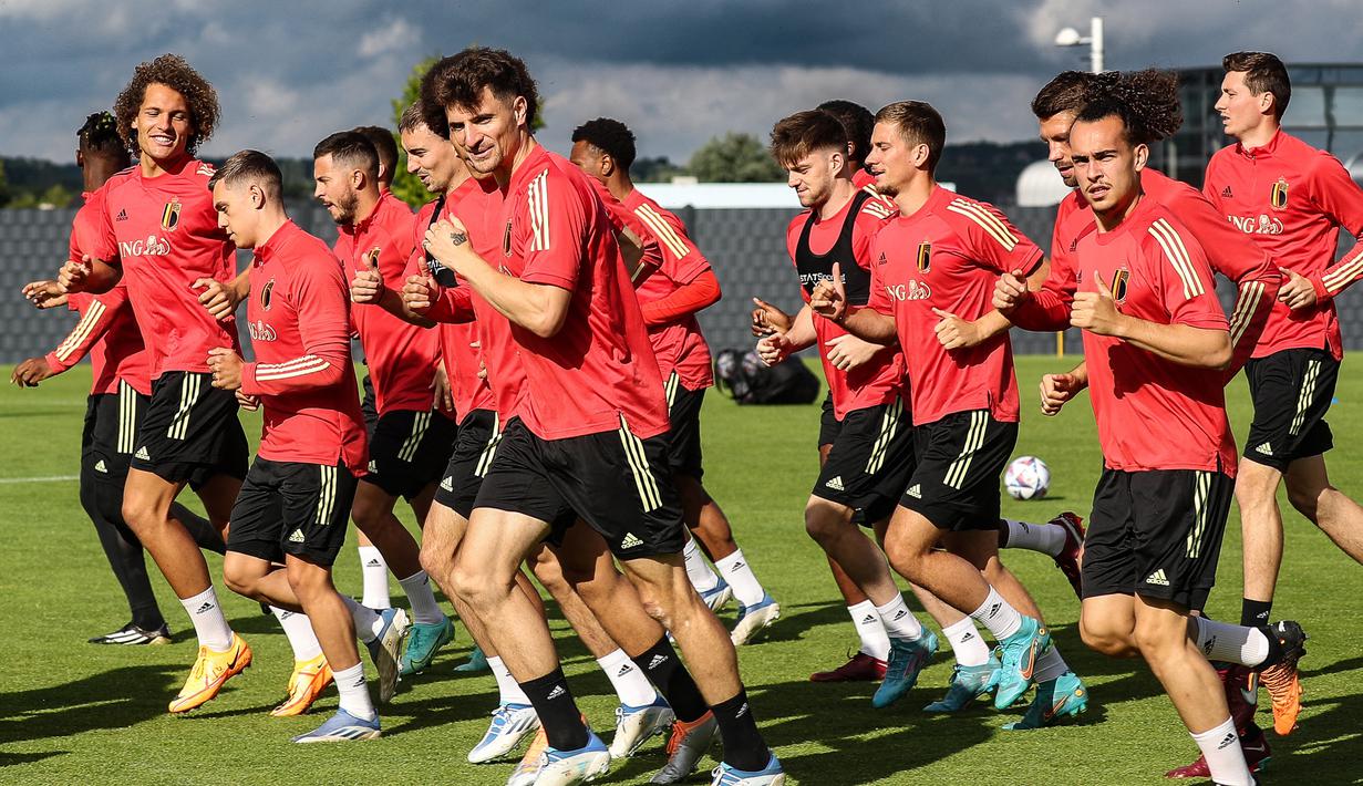 Para pemain timnas Belgia melakukan jogging selama sesi latihan menjelang pertandingan UEFA Nations League di Tubize, Selasa (7/6/2022). Belgia akan menjamu Polandia pada matchday 2 Grup 4 UEFA Nations League A 2022/23, Kamis 9 Juni 2022 dini hari WIB di King Baudouin Stadium. (BRUNO FAHY/Belga/AFP)