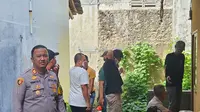 Tim Inafis dan Polsek Cisaat Polres Sukabumi Kota saat melakukan olah TKP penemuan mayat membusuk dalam kontrakan di Kecamatan Cisaat Kabupaten Sukabumi. (Liputan6.com/Istimewa).