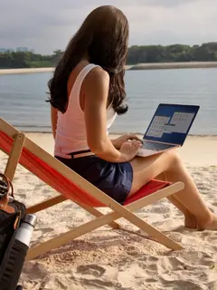 Ilustrasi holiday burnout, bekerja saat liburan. (Image by Freepik)