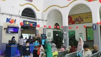 Suasana Imlek menghiasi stasiun Cirebon. (Istimewa)