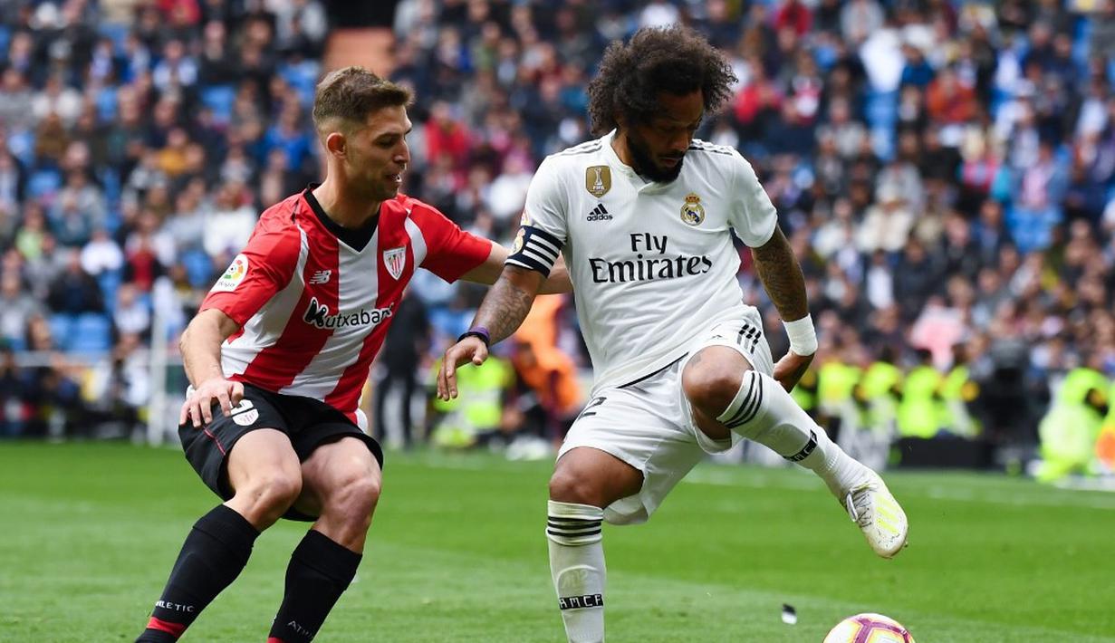 Aksi bek sayap Real Madrid, Marcelo pada laga lanjutan La Liga di pekan ke-33 yang berlangsung di Stadion Santiago Bernabeu, Madrid, Minggu (21/4). Real Madrid menang 3-0 atas Bilbao. (AFP/Gabriel Bouys)
