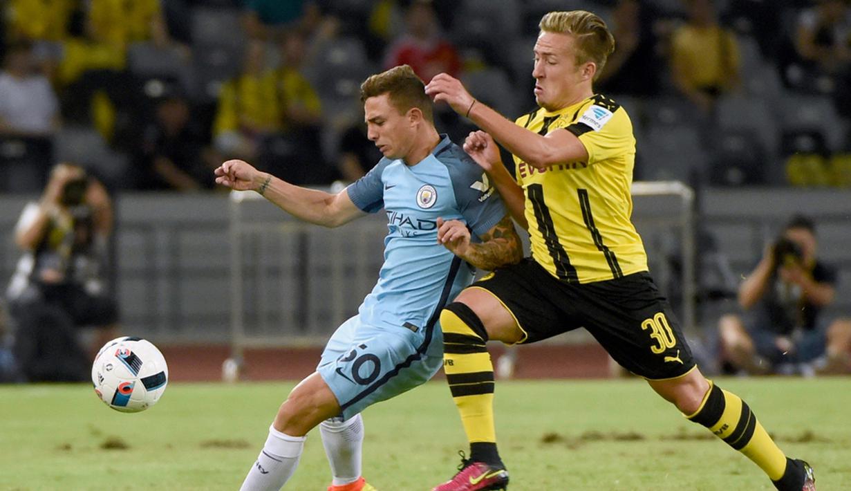Pemain Manchester City, Pablo Maffeo, berebut bola dengan pemain Borussia Dortmund, Felix Passlack, pada laga International Champions Cup 2016 di Shenzhen, China, Kamis (28/7/2016) . (AFP/Wang Zhao)