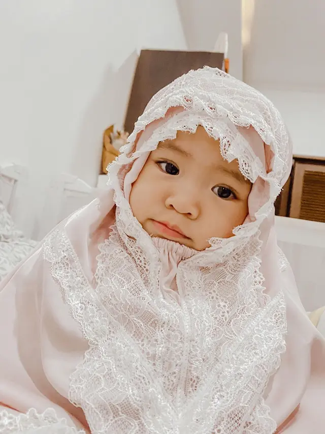 Bikin Gemas, Ini 6 Potret Alinea Putri Raditya Dika Saat Pakai Bandana Hingga Hijab