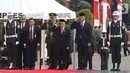 Wakil Presiden Ma'ruf Amin memberi hormat saat tiba menghadiri upacara peringatan Hari Pahlawan Nasional di Taman Makam Pahlawan (TMP) Utama Kalibata, Jakarta Selatan, Minggu (10/11/2019). (Liputan6.com/Herman Zakharia)