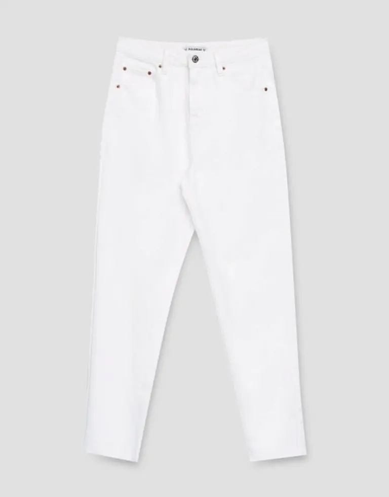 White mom fit jeans. (pullandbear.com)