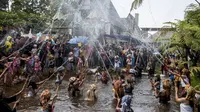 Warga Dusun Kancah, Kampung Panyairan, Desa Cihideung, Kabupaten Bandung Barat, menggelar upacara adat Irung-irung yang bertujuan melestarikan lingkungan. (Liputan6.com/Huyogo Simbolon)