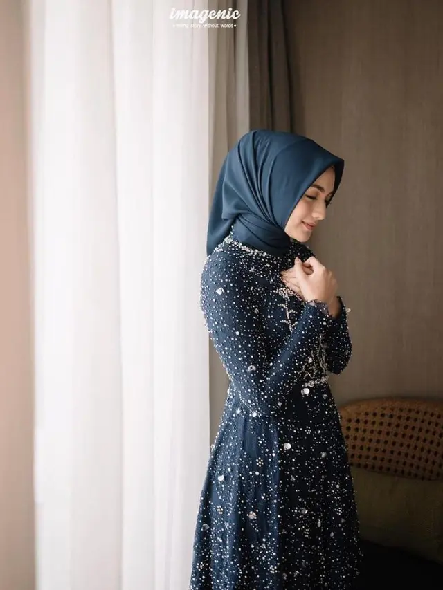 6 Inspirasi Baju Couple Lamaran untuk Wanita Berhijab, dari Citra Kirana hingga Dinda Hauw