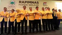 Ketua Umum DPP Golkar Airlangga Hartarto bersama Ketua MPR Bambang Soesatyo dan Wakil Ketua DPR Aziz Syamsuddin foto bersama saat menghadiri rapat pimpinan nasional (Rapimnas) Partai Golkar di Kawasan Kuningan, Jakarta Selatan, Kamis (14/11/2019). (Liputan6.com/Johan Tallo)