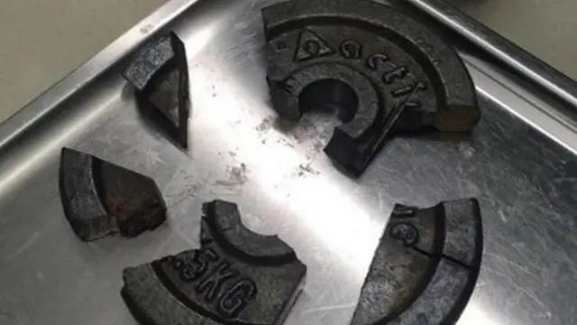 Piringan beban di sebuah pusat kebugaran (gym) Jerman dihancurkan menjadi lima keping untuk menyelamatkan kemaluan pria yang terjepit di lubang piringan seberat 2.5 kg (FEUERWEHR WORMS/FACEBOOK)