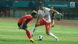 Pemain sayap Timnas Indonesia, M Rezaldi Hehanusa (kanan) berusaha mengecoh pemain Laos pada penyisihan Grup A Sepak Bola Asian Games 2018 di Stadion Patriot Candrabhaga, Bekasi, Jumat (17/8). (Liputan6.com/Helmi Fithriansyah)