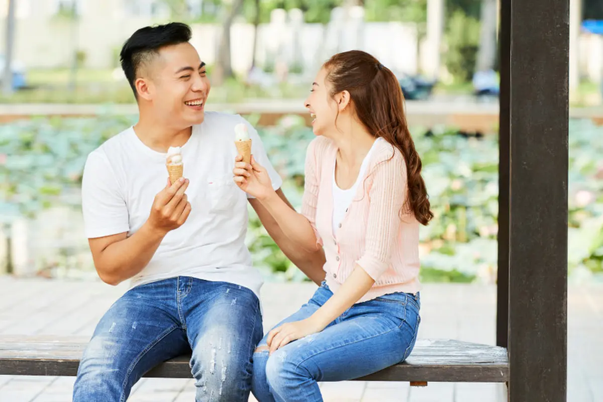 couple bahagia romantis