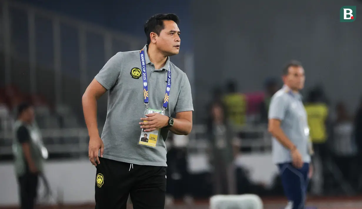 Pelatih Malaysia U-23, Mohd Nafuzi memberikan instruksi kepada para pemainnya dalam laga Grup A Piala AFF U-23 2025 melawan Timnas Indonesia di Stadion Utama Gelora Bung Karno (SUGBK), Senayan, Jakarta, Senin (21/07/2025). (Bola.com/Abdul Aziz)