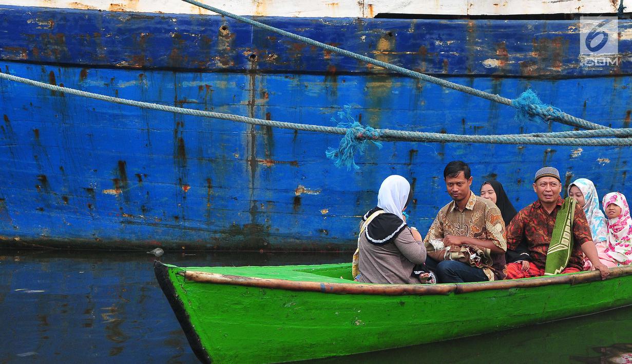 Umat muslim naik perahu menuju dermaga untuk menjalankan Salat Idul Adha 1438 H di kawasan Pelabuhan Sunda Kelapa, Jakarta, Jumat (1/9). Setelah menjalankan salat, umat muslim melakukan penyembelihan hewan kurban. (Liputan6.com/Helmi Afandi)