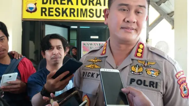 Kabid Humas Polda Sulsel, Kombes Pol Dicky Sondani kala itu membeberkan tiga kasus korupsi di lingkup Dishub Sulsel yang sedang ditangani Polda Sulsel (Liputan6.com/ Eka Hakim)