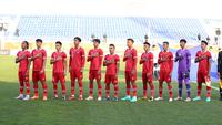 Para pemain starter Timnas Indonesia U-20 berbaris menyanyikan lagu kebangsaan Indonesia Raya sebelum dimulainya laga matchday pertama Grup A Piala Asia U-20 2023 menghadapi Irak di Lokomotiv Stadium, Tashkent, Uzbekistan, Rabu (1/3/2023). (the-afc.com)