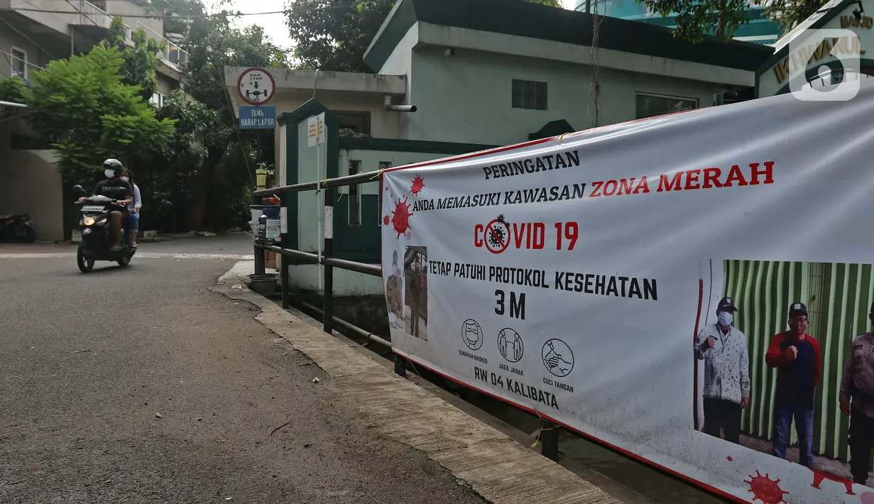 Pengendara motor keluar dari perumahan kawasan RW 04 Kelurahan kalibata, Jakarta, Selasa (9/2/2021). Pemerintah mulai menerapkan PPKM skala mikro mulai 9-22 Februari 2021 untuk provinsi DKI Jakarta, Jawa Barat, Banten, Jawa Tengah, Yogyakarta, Jawa Timur, dan Bali. (Liputan6.com/Herman Zakharia)