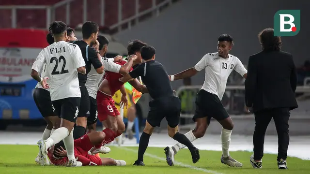 Foto: Momen Baku Pukul Hokky Caraka dengan Pemain Fiji Setelah Frengky Missa Dihajar Hingga Terkapar