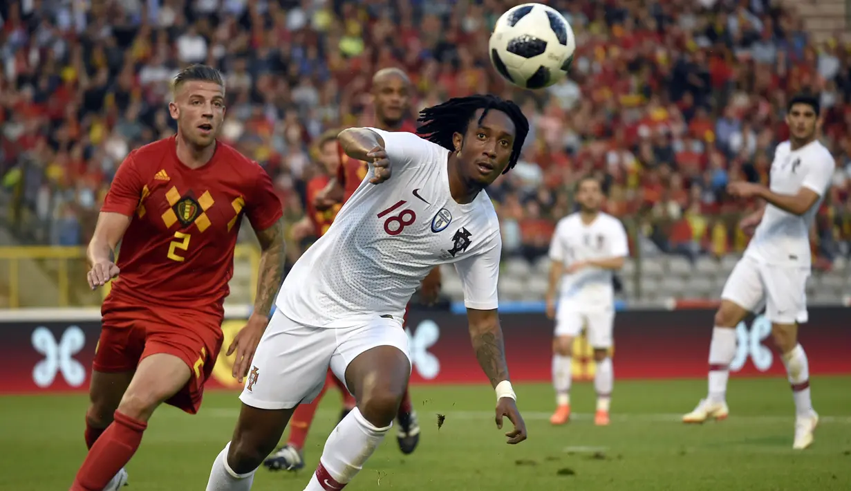 Bek Belgia, Toby Alderweireld, berebut bola dengan striker Portugal, Gelson Martins, pada laga persahabatan di Stadion King Baudouin, Brussels, Sabtu (2/6/2018). Kedua negara bermain imbang 0-0. (AFP/John Thys)