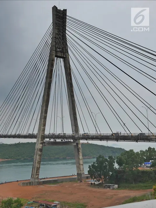 Pemandangan jembatan Barelang di Batam, Kepri (15/4). Jembatan ini menghubungkan sejumlah pulau yaitu Pulau Batam, Pulau Tonton, Pulau Nipah, Pulau Rempang, Pulau Galang dan Pulau Galang Baru. (Liputan6.com/Herman Zakharia)