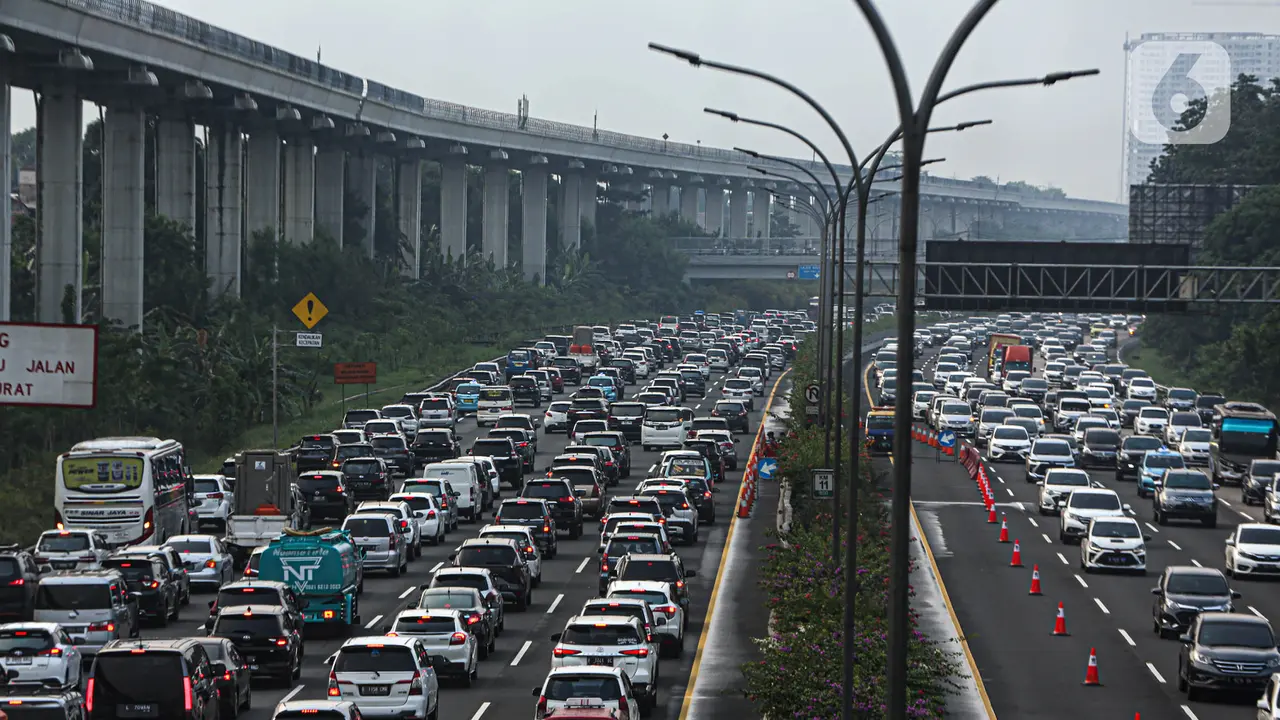 Kepadatan Arus Balik Lebaran Idul Fitri 2023 di Tol Jagorawi