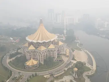 Foto udara memperlihatkan kabut asap menyelimuti kawasan di sekitar gedung Dewan Undangan Negeri Sarawak di Kuching, Malaysia, Selasa, 1 September 2026. (AFP)