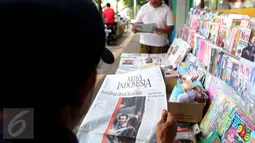 Warga membaca Koran hari ini di Jakarta, Rabu (10/5). Vonis Hakim terhadap Basuki Tjahaja Purnama (Ahok) kemarin membuat Sejumlah koran Nasional menjadikan berita Ahok halaman depan. (Liputan6.com/Johan Tallo)