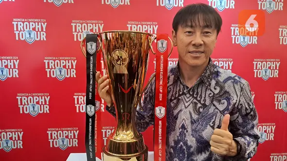 <p>Pelatih Timnas Indonesia, Shin Tae-yong, berpose dengan trofi Piala AFF atau ASEAN Championship di&nbsp;FX Sudirman, Jakarta Pusat, Sabtu (2/11/2024). (Bola.com/Muhammad Adi Yaksa)</p>