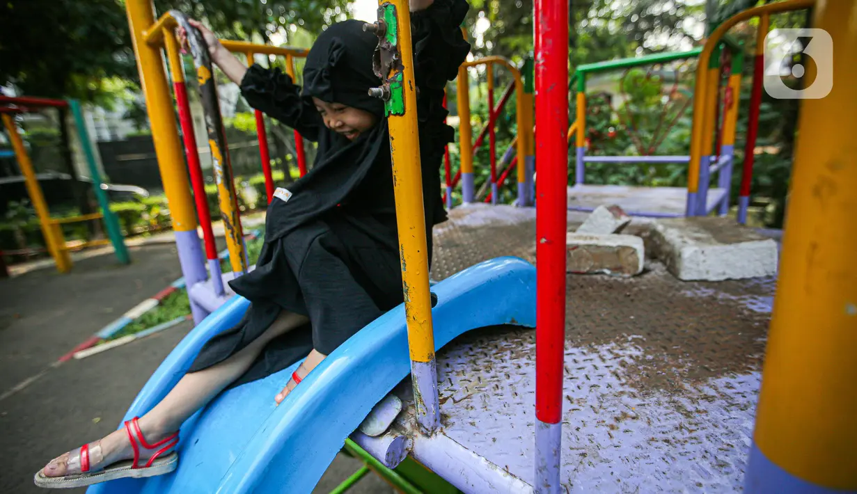 RPTRA merupakan sarana masyarakat bermain, berolahraga, hingga melakukan kegiatan pemberdayaan dan perlindungan perempuan dan anak. (Liputan6.com/Faizal Fanani)
