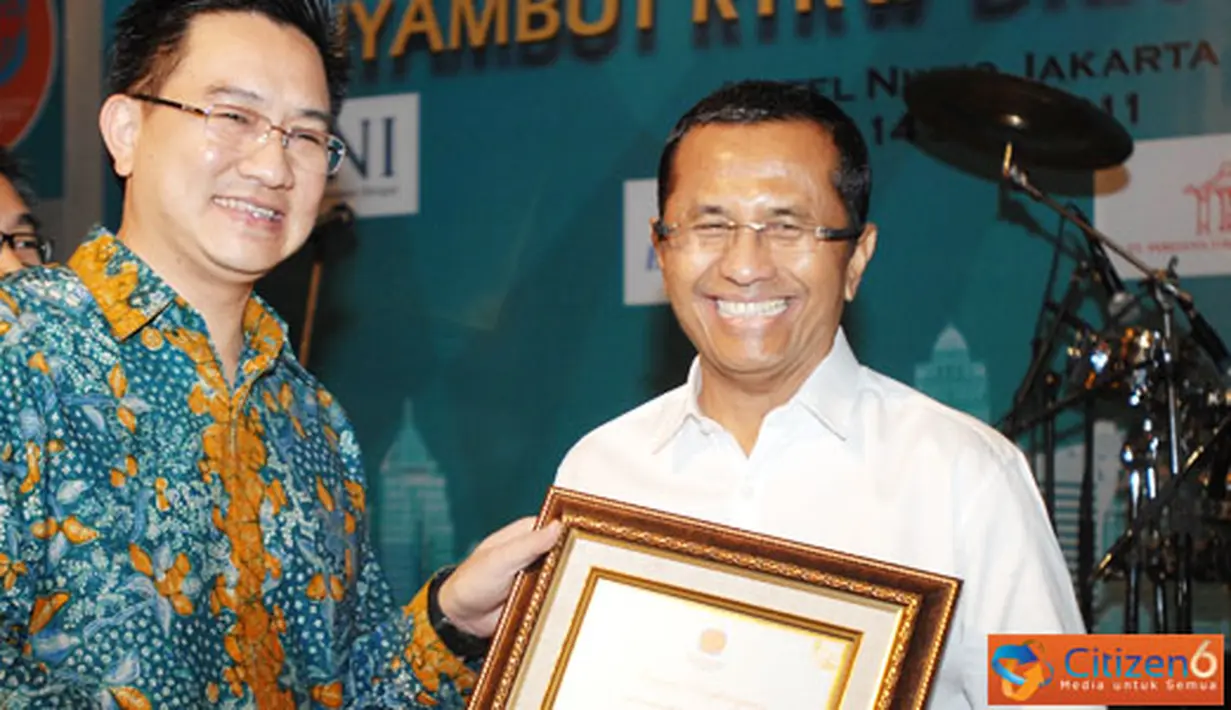 Citizen6, Jakarta: Dirut PLN, Dahlan Iskan menerima penghargaan Wirabakti Praja dari DPD Realestat Indonesia (REI) DKI Jakarta atas komitmen yang ditunjukkan dalam memacu perkembangan usaha realestat di Indonesia. (Pengirim: Dermawan)