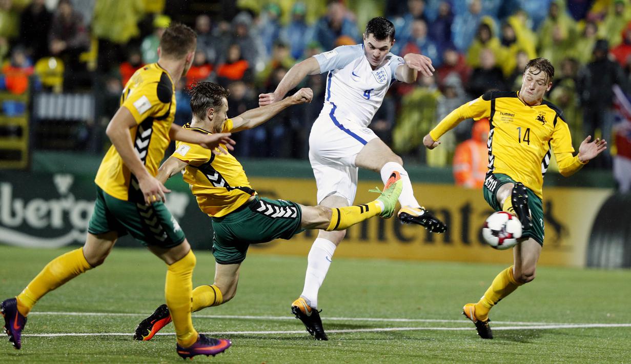 Bek Inggris, John Stones, melepaskan tendangan ke gawang Lithuania pada laga kualifikasi Piala Dunia di Stadion Vilnius, Minggu (8/10/2017). Inggris menang 1-0 atas Lithuania. (AP/Mindaugas Kulbis)