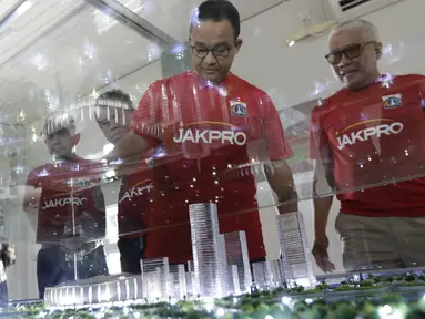 Gubernur DKI Jakarta, Anis Baswedan, melihat maket saat peresmian pembangunan stadion baru Jakarta International Stadium di Jakarta, Kamis (14/3). Stadion berkapasitas 82.000 kursi tersebut ditargetkan selesai pada tahun 2021. (Bola.com/M. Iqbal Ichsan)