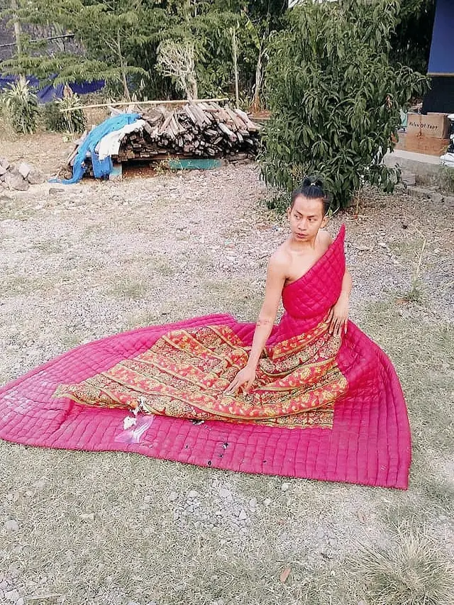 6 Gaya Melki Spomo Pakai Gaun Low Budget Ini Bikin Ngakak