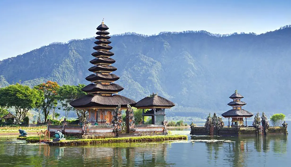 Malam tahun baru akan terasa lebih semarak dengan mendatangi sejumlah pesta yang diadakan di pantai-pantai Bali, dentuman musik yang heboh, suasana pergantian tahun akan lebih menyenangkan. (internationalfitnessholidays.com) 