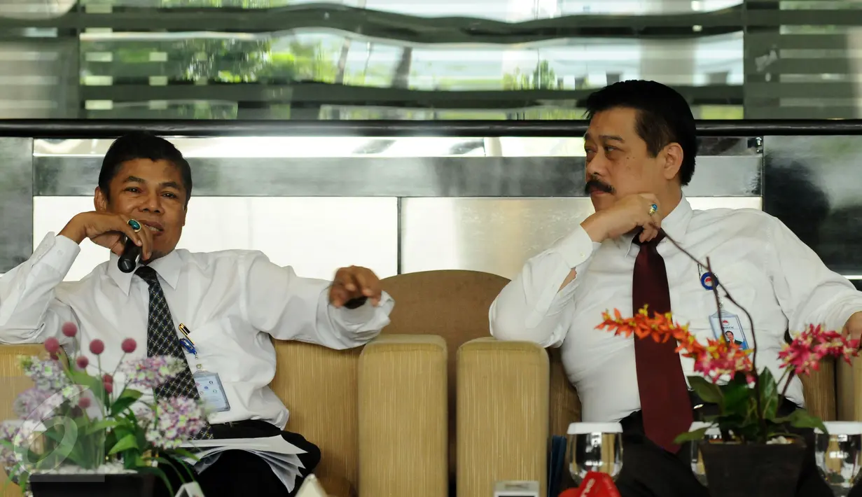 Kepala PPATK Muhammad Yusuf (kiri) bersama Wakil Ketua PPATK, Agus Santoso menjawab pertanyaan pewarta saat memberi sejumlah keterangan terkait kinerja selama 2015 di Gedung PPATK Jakarta, Senin (28/12/2015). (Liputan6.com/Helmi Fithriansyah)