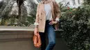 <p>Blazer nude sangat ciamik dipasangkan dengan jeans, lho. (instagram/ollaramlan)</p>