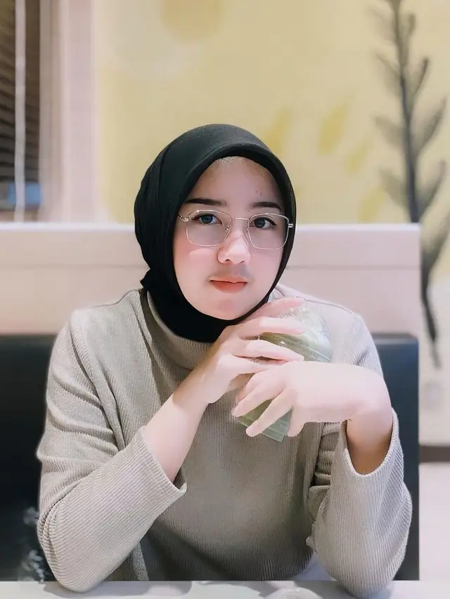 Potret Salmania yang diisukan dekat dengan Teuku Ryan (Sumber: Instagram/@salmaniia.f)