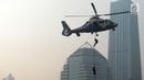 Petugas kepolisian menuruni helikopter menggunakan tali dalam apel pengamanan Asian Games 2018 di Lapangan Ditlantas Polda Metro Jaya, Jakarta, Selasa (31/7). Apel juga diikuti oleh TNI dan instansi terkait. (Merdeka.com/Imam Buhori)
