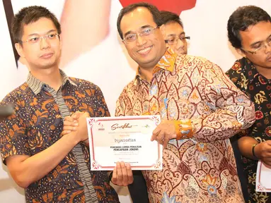 Menteri Perhubungan Budi Karya memberikan sertifikat pemenang lomba menulis bertajuk 'Pencapaian Jokowi' di Jakarta, Selasa (16/8). Acara tersebut digelar sebagai apresiasi terhadap segala pencapaian pemerintahan Jokowi. (Liputan6.com/Immanuel Antonius)