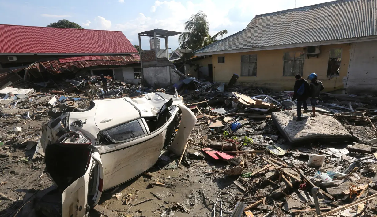 Sebuah mobil hancur setelah gempa dan tsunami di pantai Talise di Palu, Sulawesi Tengah (1/10). Gempa berkekuatan 7,4 Magnitudo disusul tsunami melanda Palu dan Donggala pada 28 September 2018. (AP Photo/Tatan Syuflana)